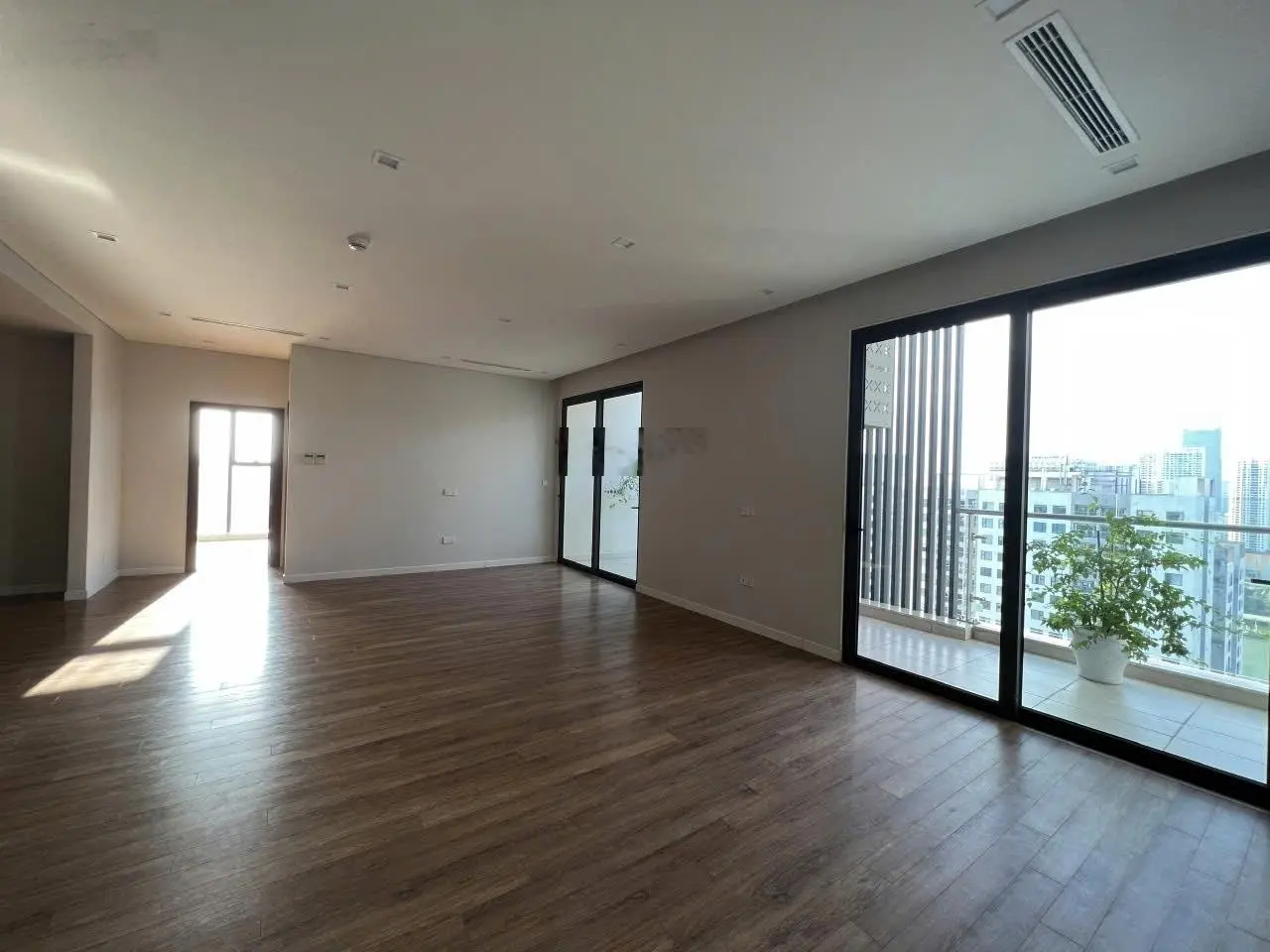 Bán căn hộ cao cấp siêu hiếm bán tại the legend tower 109 nguyễn tuân, căn hộ 182m2 hướng siêu mát.