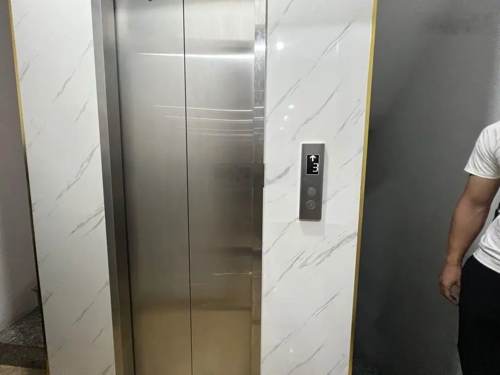 Bán nhà Chùa Láng, Đống Đa, hàng xóm trường ĐH, oto tải đỗ cửa, thang máy, DT 40 m2 giá: 7.8 tỷ TL