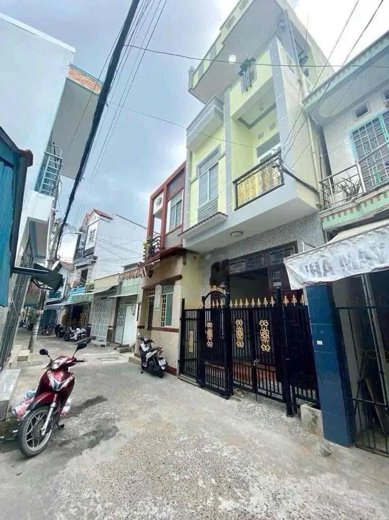 Nhà 1 trệt 2 lầu - g.i.á tốt - có 4 phòng ngủ - tr.ụ.c chính hẻm 3 đườ