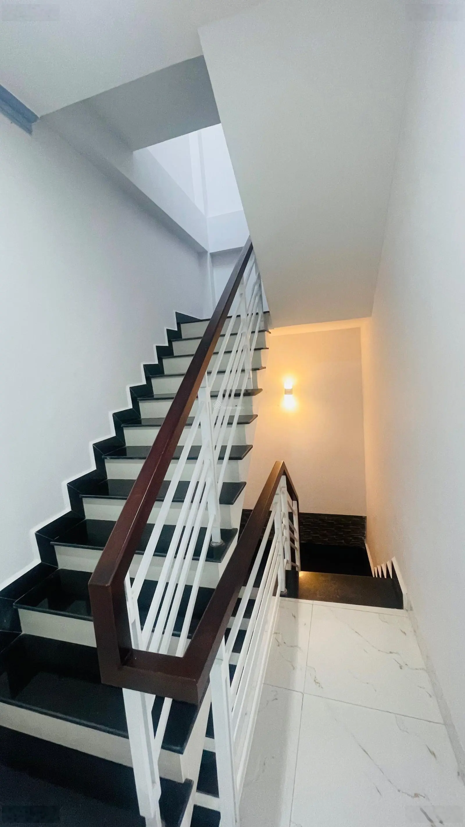 Hạ giá 400 triệu bán nhà mặt tiền đường rộng 13m - vừa ở vừa kinh doanh - cách biển chỉ 3 đi xe
