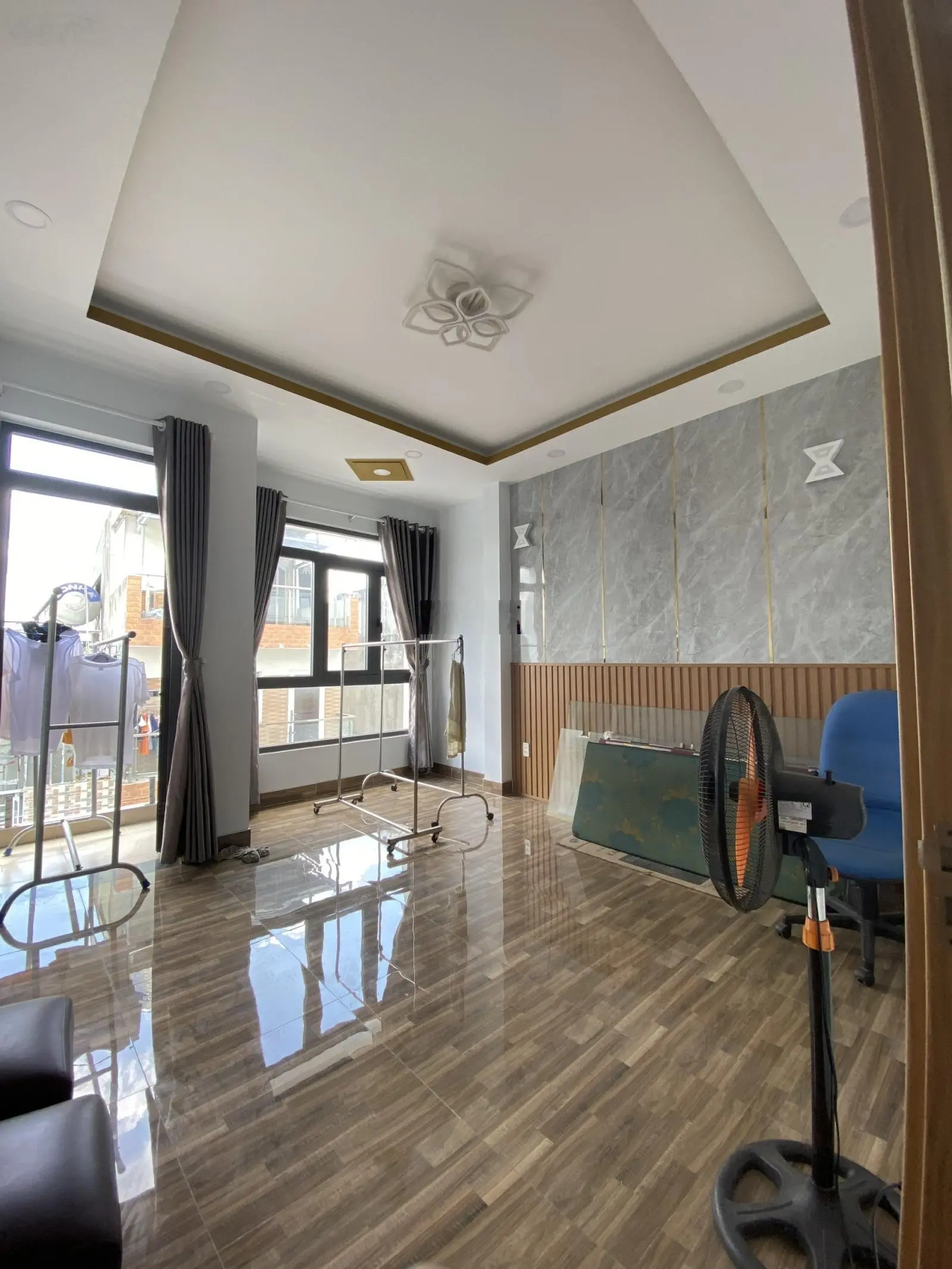 Bán nhà 3 tầng BTCT gần Nguyễn Duy Trinh, 4PN Master, xe hơi đậu trước nhà, giá chỉ 4.9 tỷ