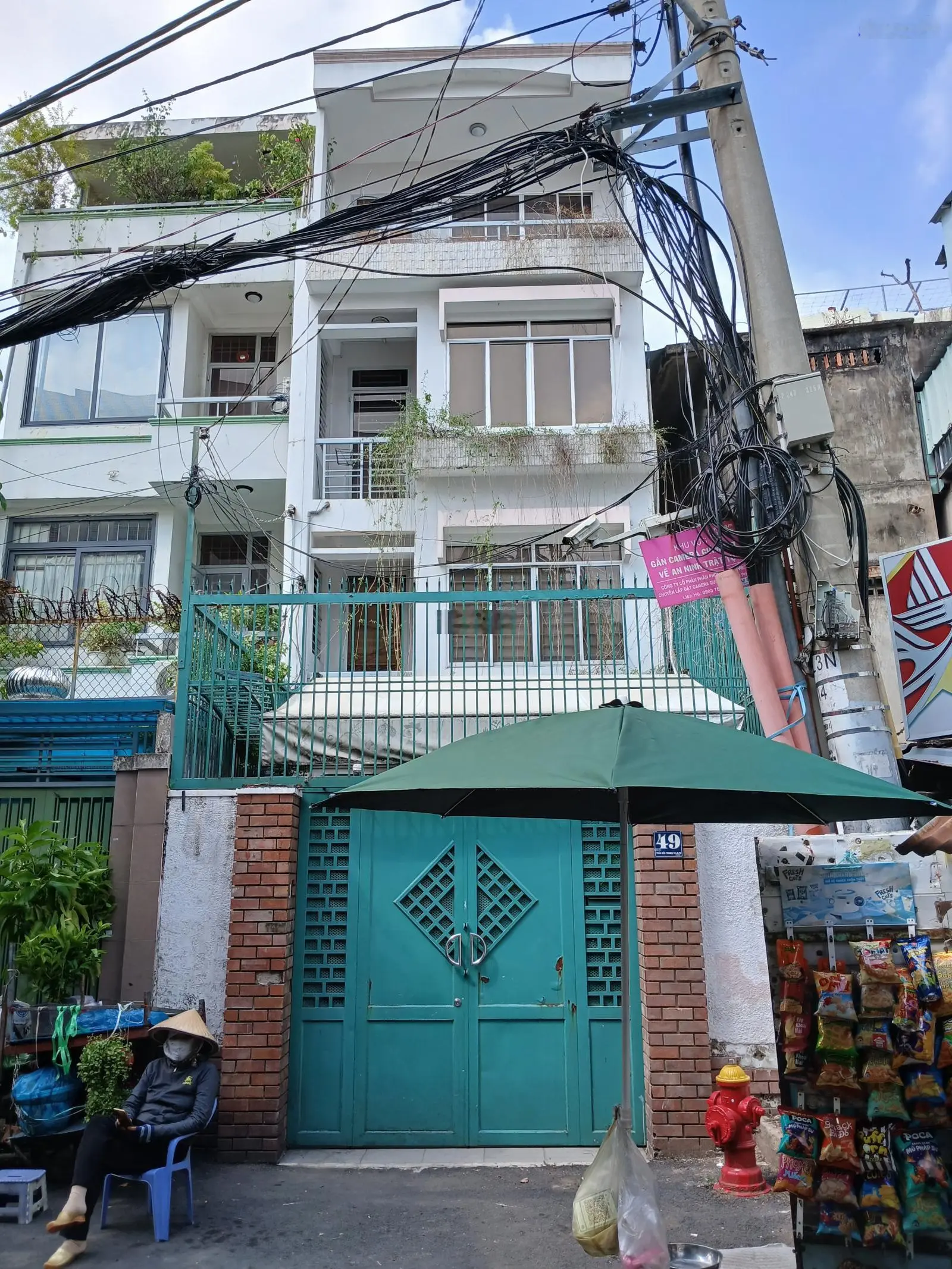 Nhà mt đường trần hữu trang, qpn