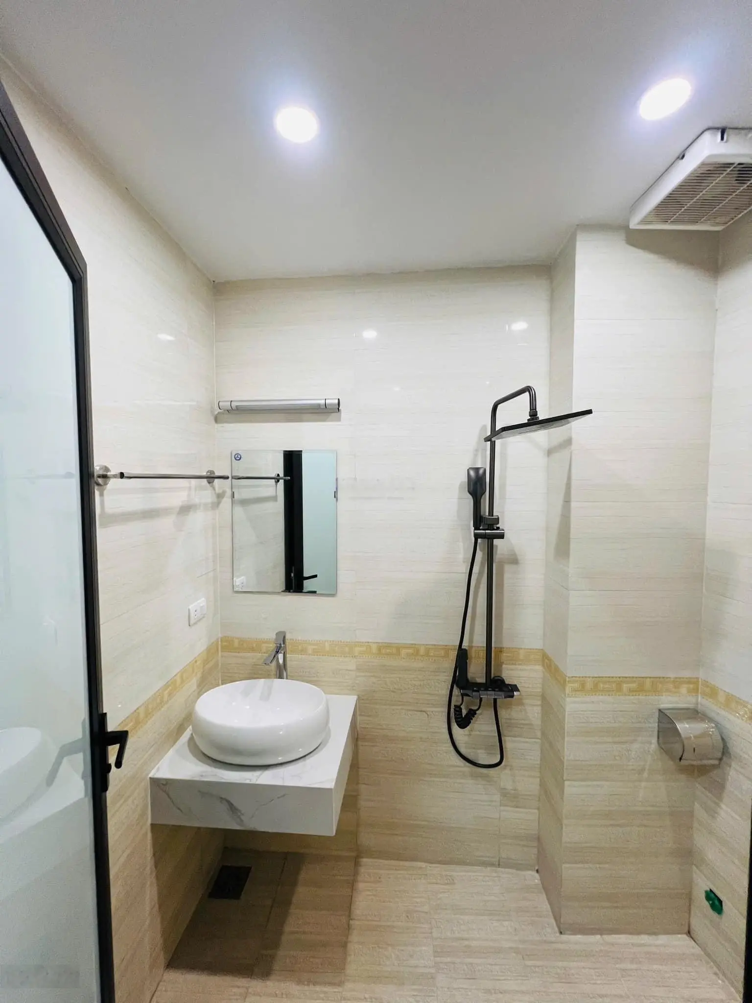 Nhà đẹp Cầu Giấy. Mặt ngõ nông, cách mặt phố 30m. Nhà dân xây, đẹp chắc chắn. Tặng full nội thất.