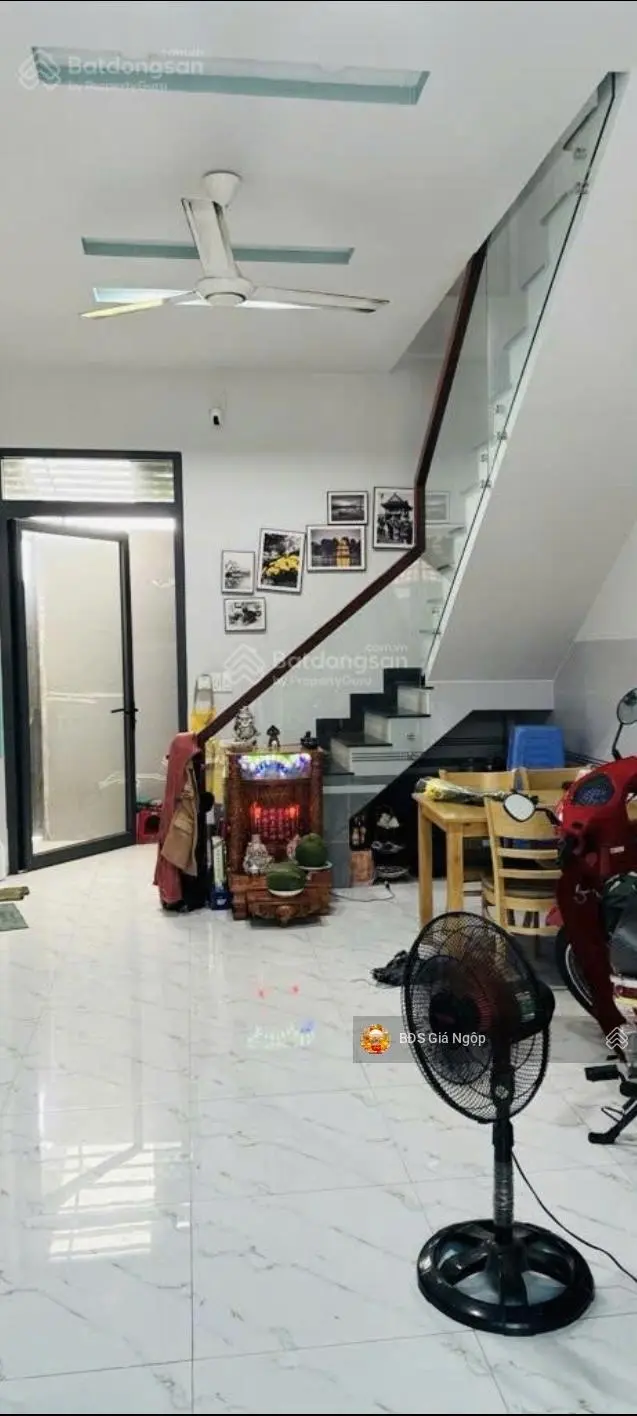 Nhà hiếm, 4 tầng, QL13 Cũ, gần Vạn Phúc city, đẹp lung linh, gần chợ, xe hơi tận cửa.Sổ đẹp