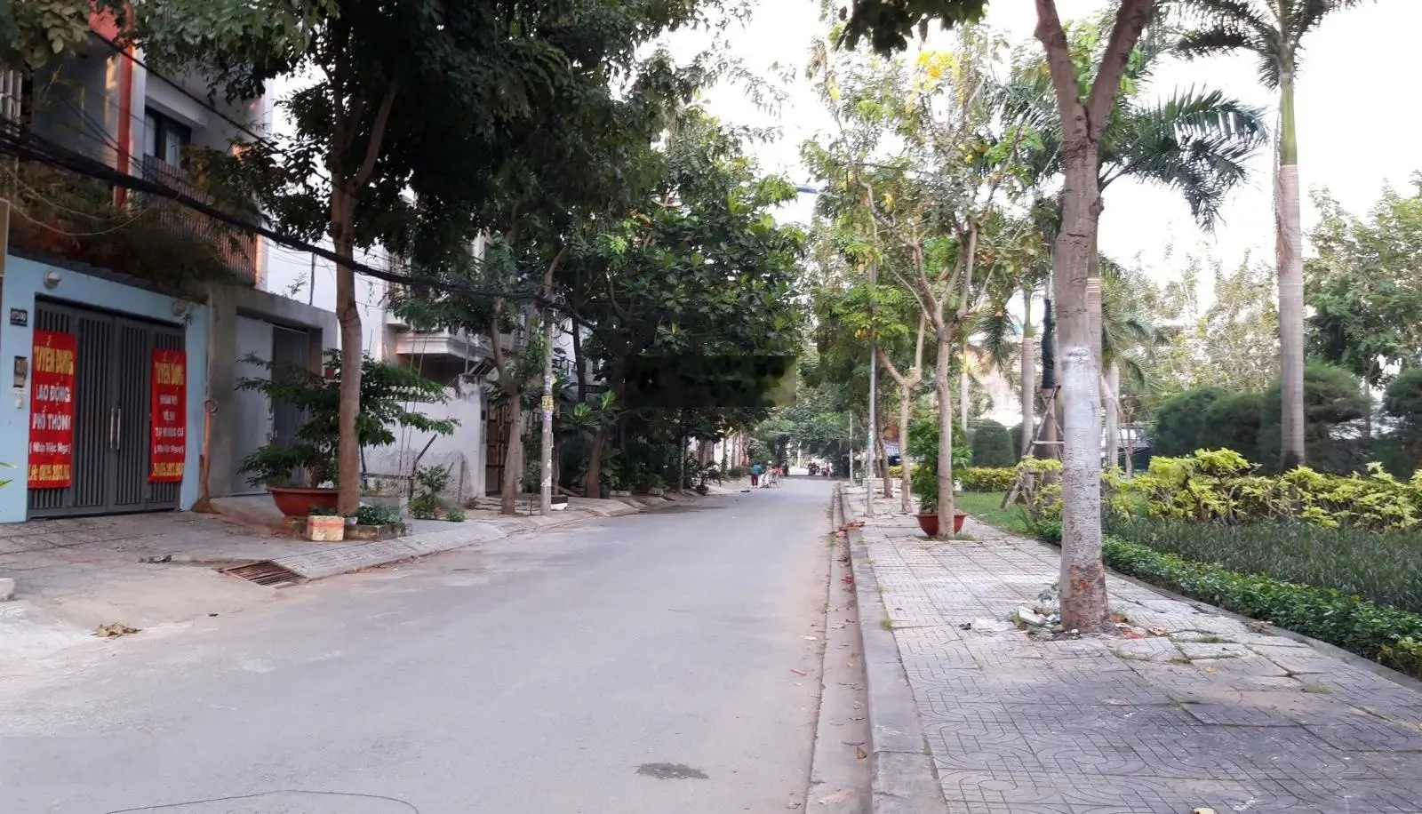 Cần bán biệt thự Bình Lợi DT: 7x24m. Trệt 2 lầu ST. 6PN, 4WC. Gara 2 ô tô. Hẻm 12m