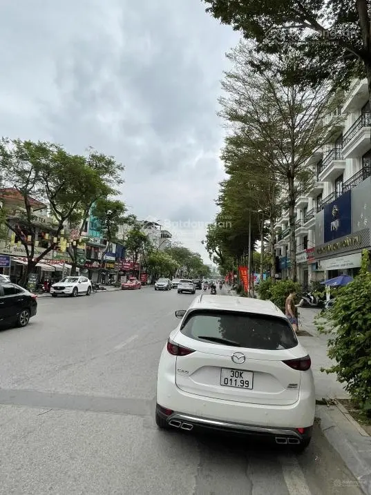 Bán 600m2 đất phố Xuân La, 2 mặt đường, MT rộng đá bóng, sổ hoa hậu. Giá 205 tỷ