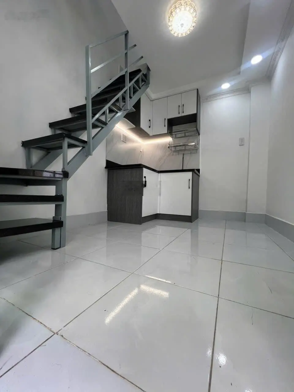 Nhà bán đẹp , 3 tầng , dtsd 21m2 , Hoàng diệu , phường 4 Quận 4.