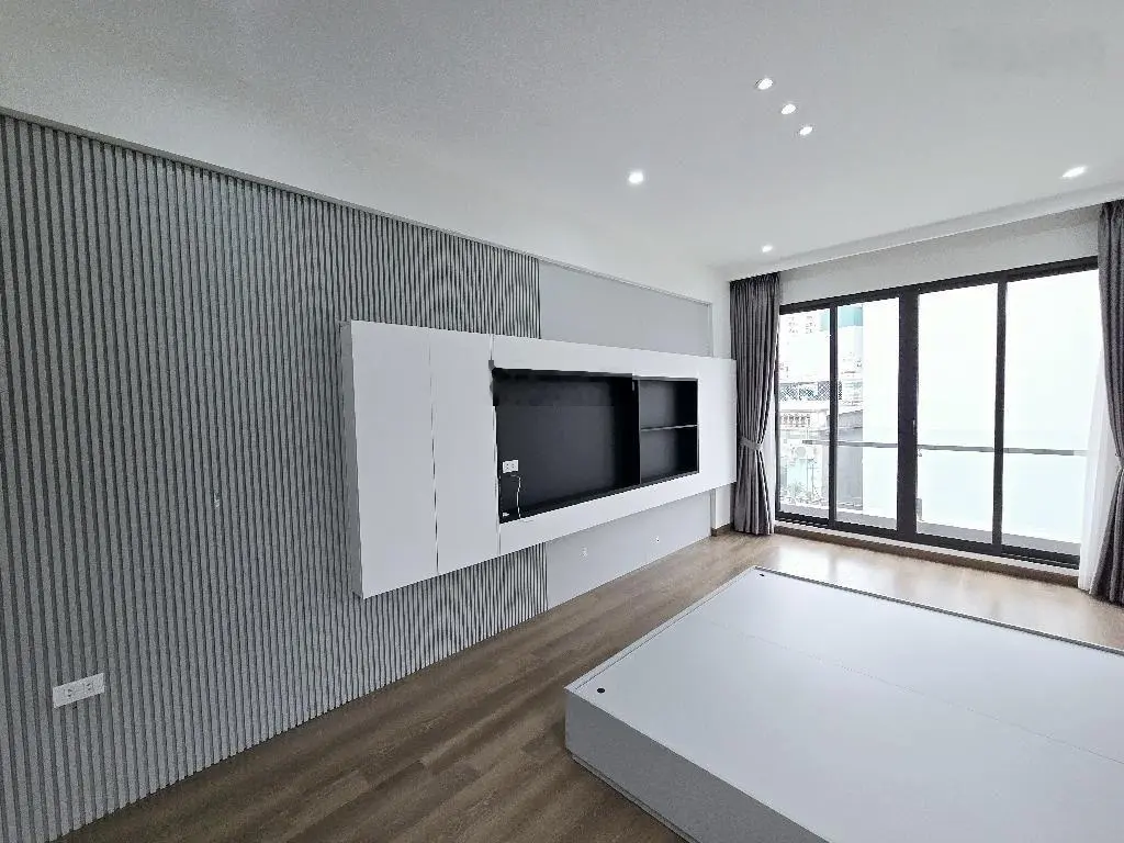 Bán nhà 6 tầng thang máy 45m2 nhìn ra đường Cổ Linh, Long Biên giá nhỉnh 8 tỷ