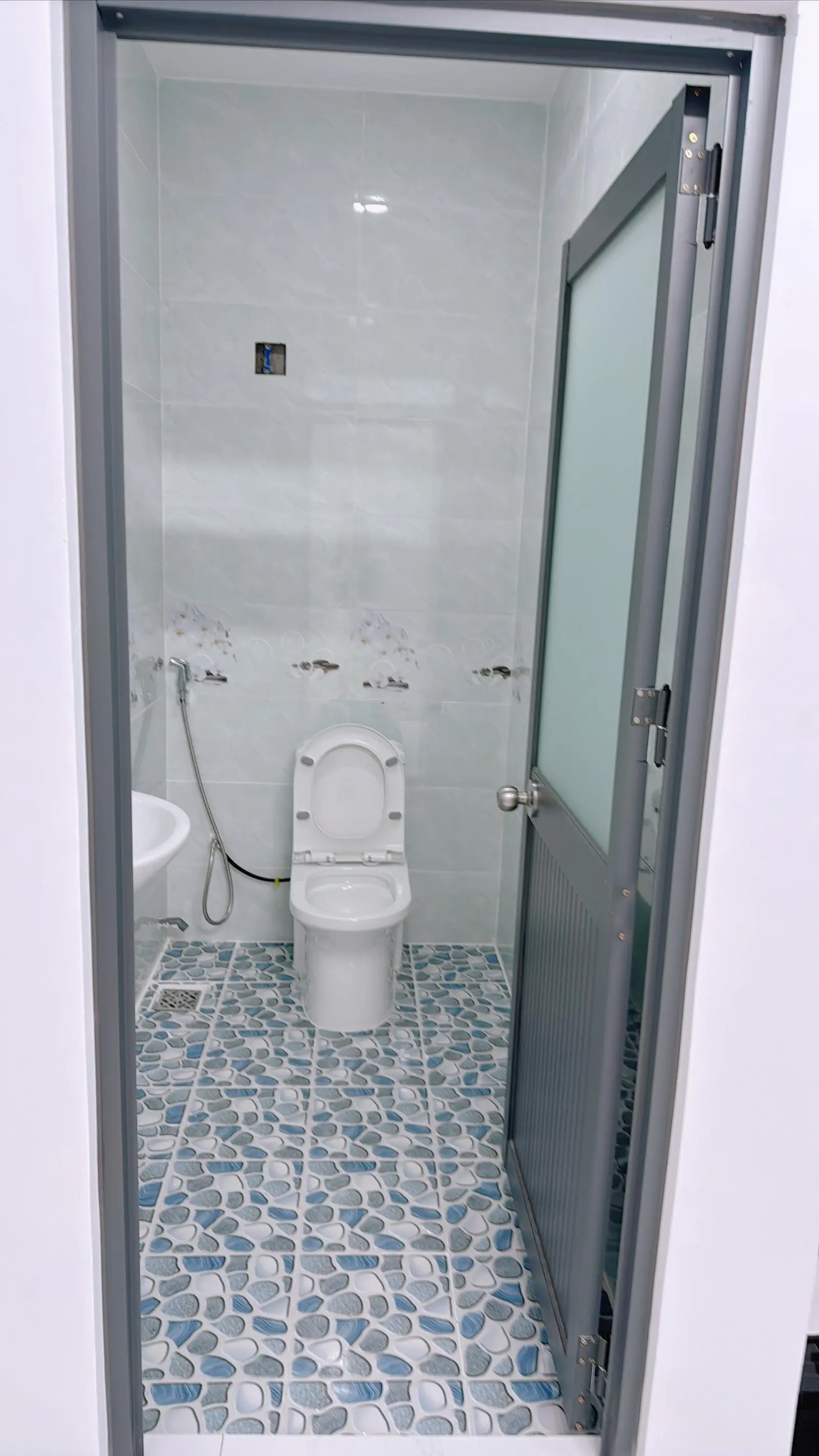 Đi 173 Gò Xoài thẳng vô 50m là tới. Đ/c: 15/ Lô Tư, BHH A, Bình Tân DT: 4 x 12m, SHR