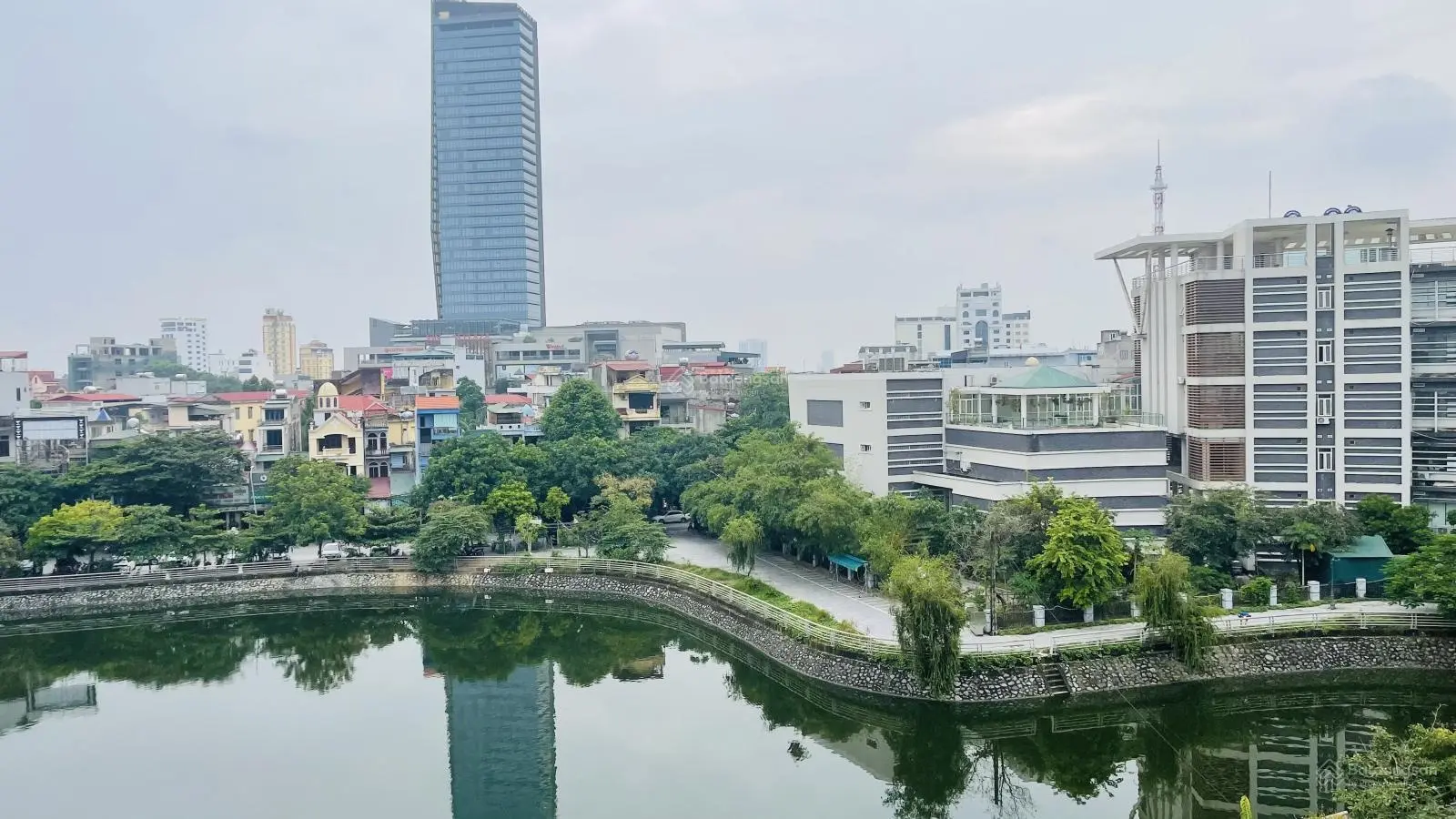 Bán nhà 2 mặt tiền trung tâm thành phố view hồ cực đẹp. 14,5 tỷ