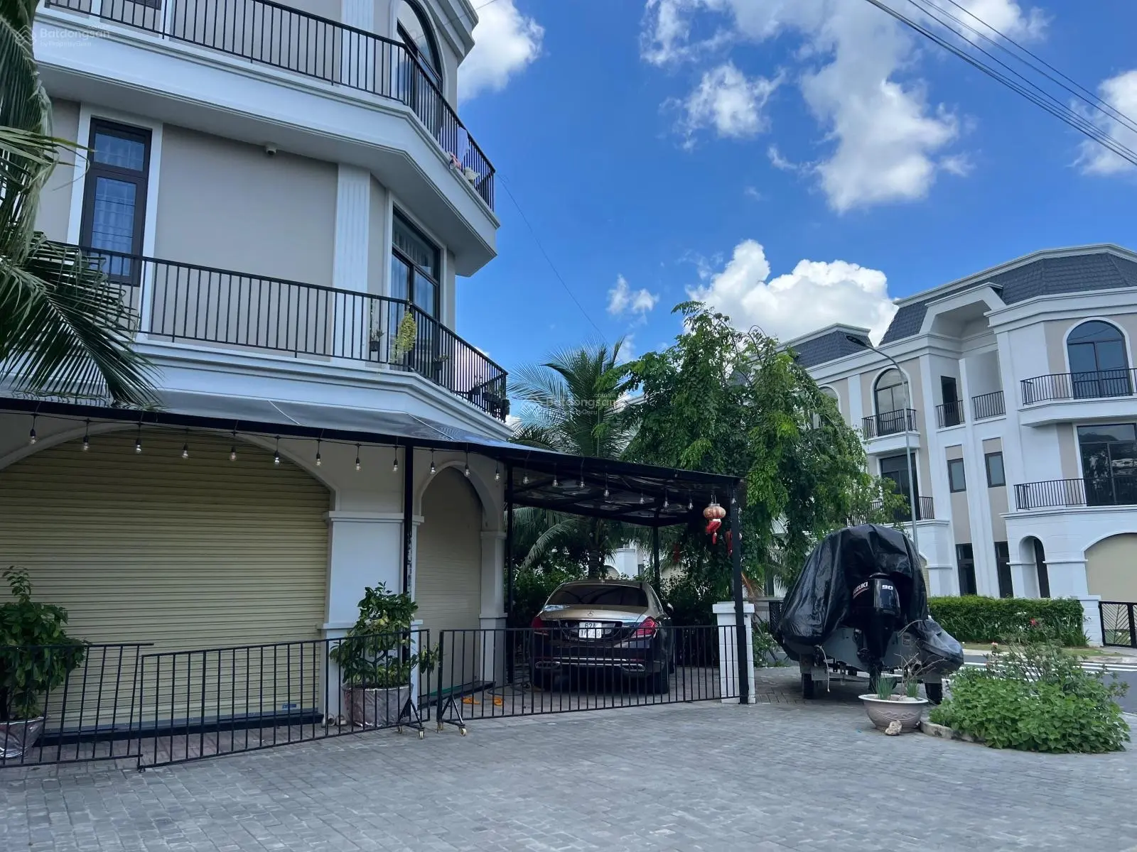 Lavilla chủ cần tiền bán lỗ căn nhà phố view công viên DT: 5x20m giá: 3,7 tỷ. LH: 0902 396 ***