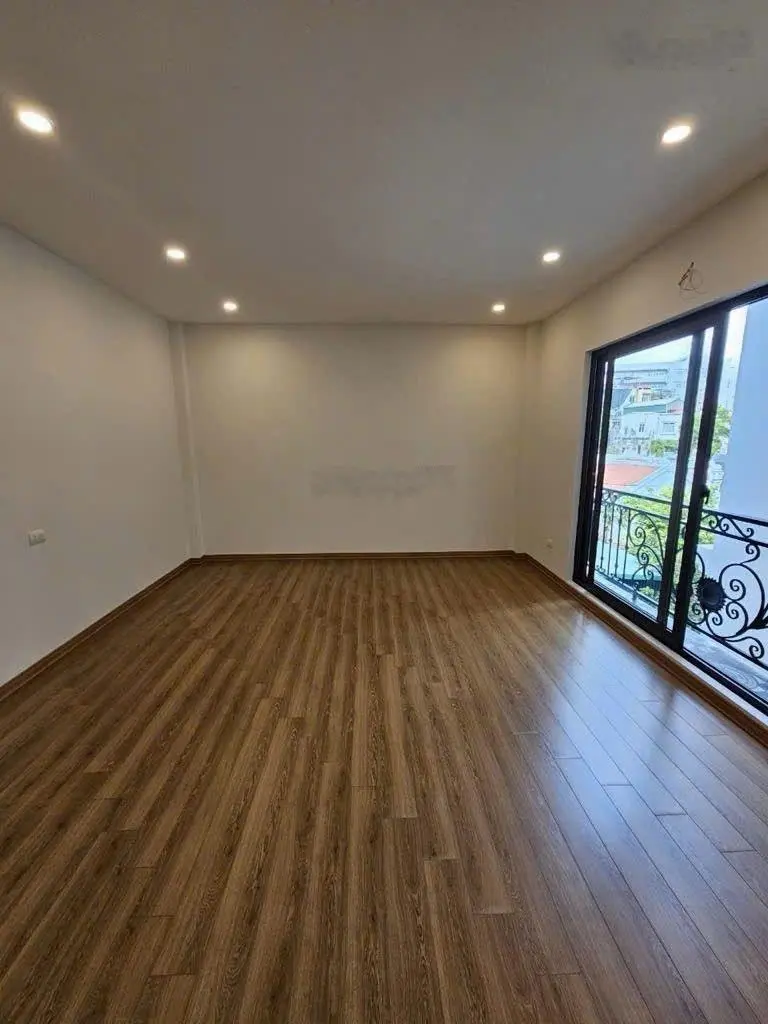 Bán nhà đẹp 6 tầng 35m2 phố Chu Huy Mân giá chỉ 4.9 tỷ