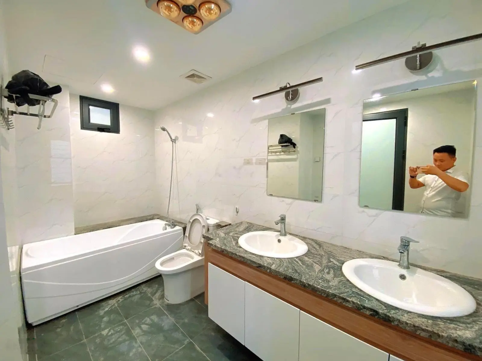Bán nhà mặt phố Vũ Tông Phan ngay ngã tư sở 60m2x4 tầng 4m mặt tiền giá 13,x tỷ có TL