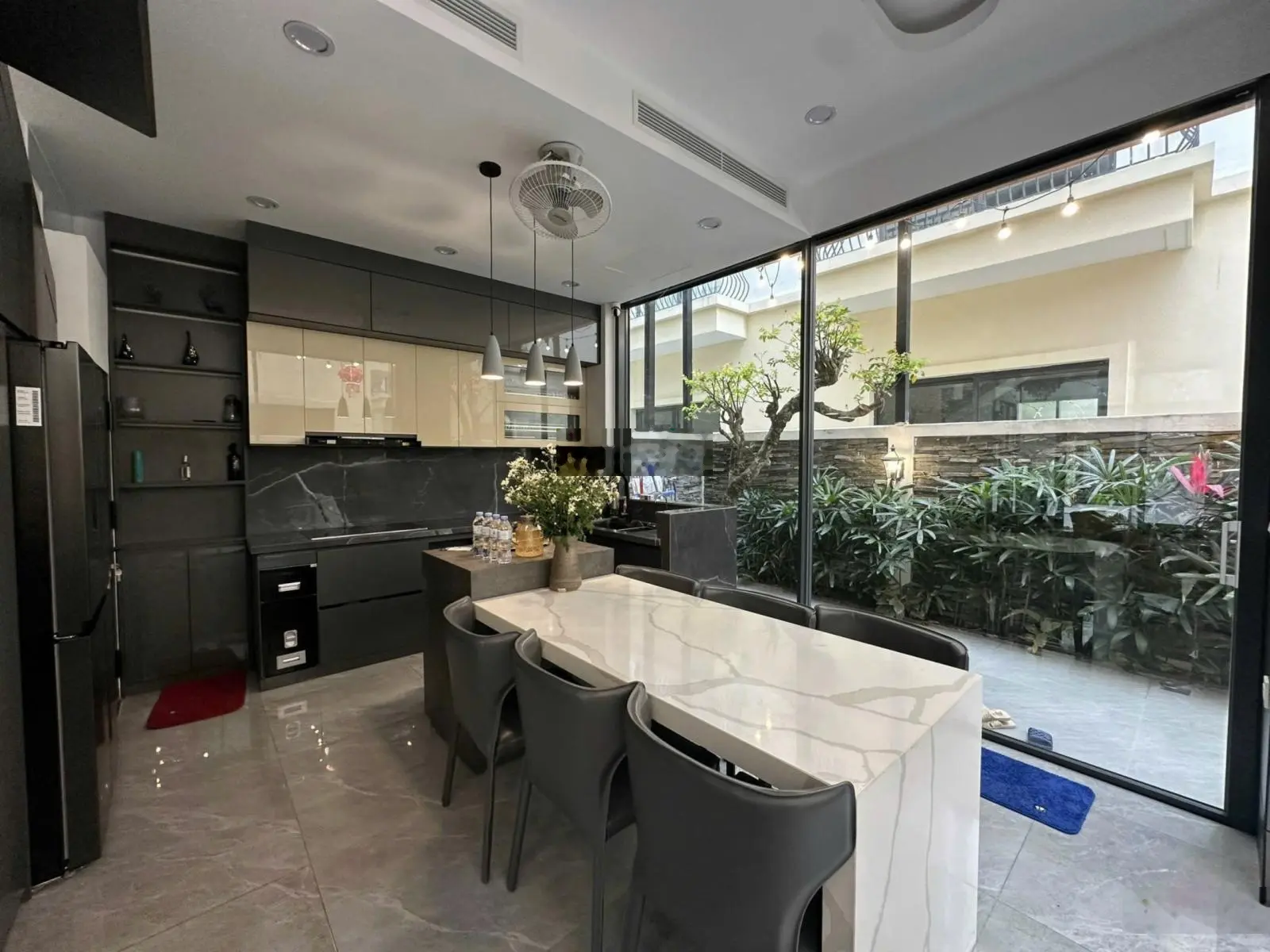Biệt thự 120m2, 15 tỷ, (Được Vingroup cam kết cho thuê 18% / 3 năm), bàn giao nhà hoàn thiện