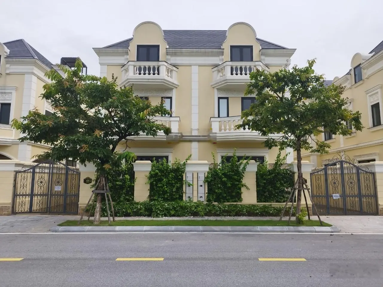Bán biệt thự an lạc hướng đông nam, view hồ. lh: 0986 099 ***