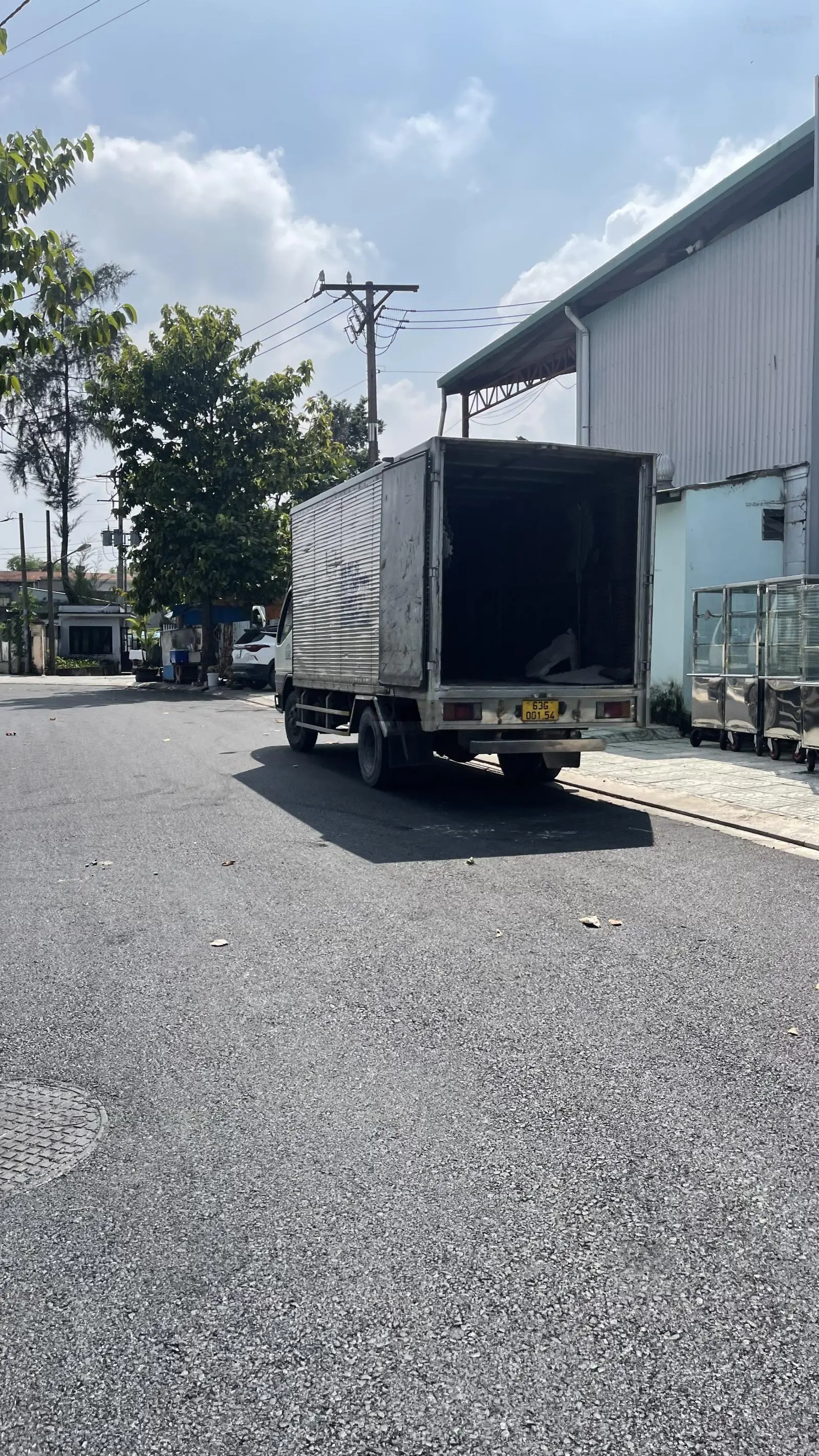 Bán xưởng 606m2 full thổ cư đường Dương Công Khi vào 100m giá 20tỷ
