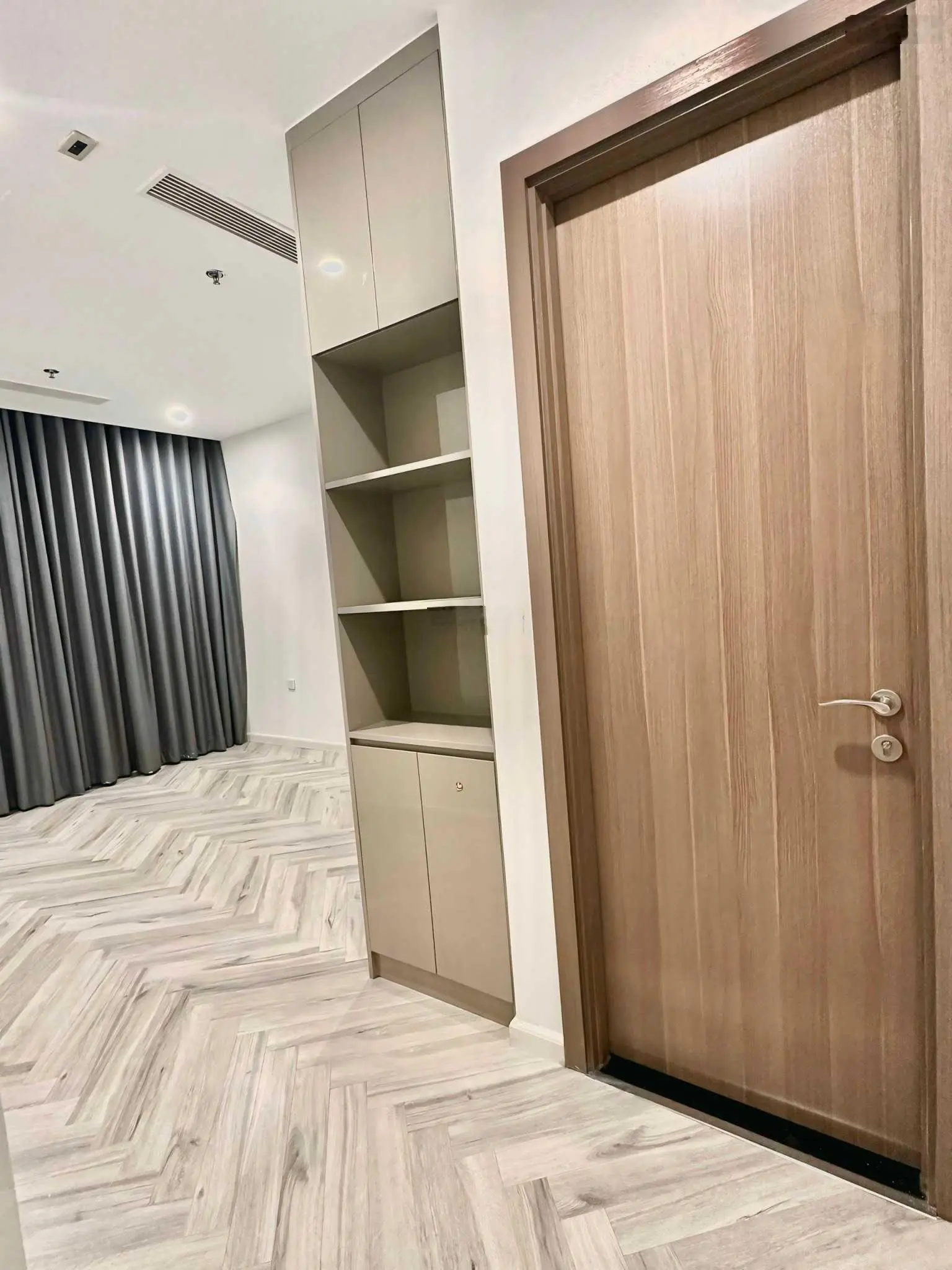 Căn 2 ngủ góc trục 05 toà R1.05, ban công Đông Nam view biệt thự giá 4.05 tỷ bao phí