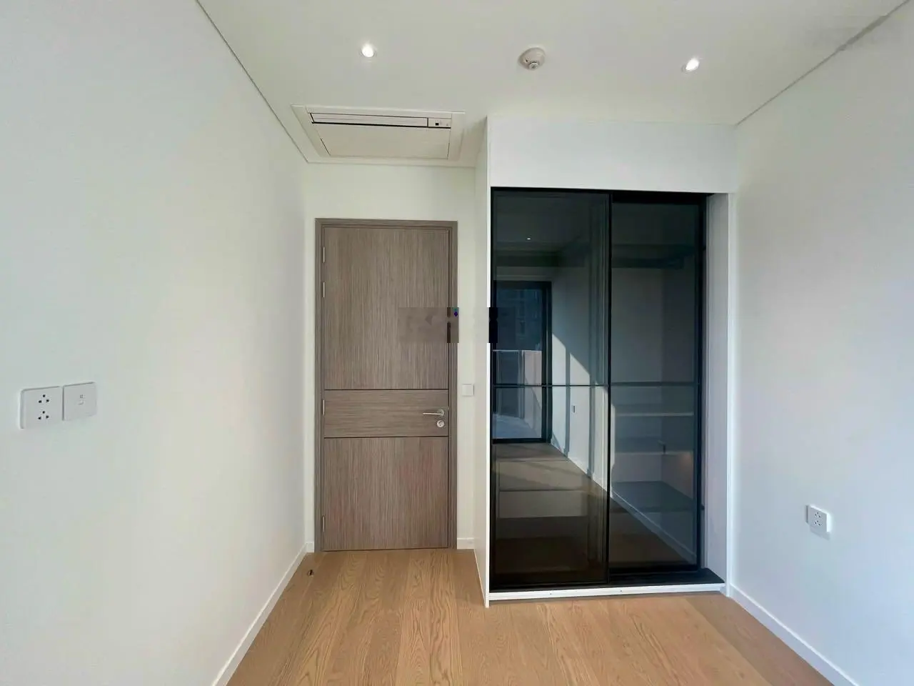 Bán căn 2 phòng ngủ tầng cao, view sông, quận 1, giá tốt nhất thị trường. Hotline: 0941 230 ***