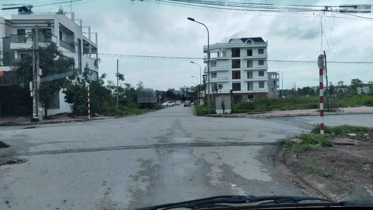 Cần vốn kinh doanh nên cần bán gấp lô đất đối diện hồ điều hoà 90m2, chi tiết LH: 0979 060 ***