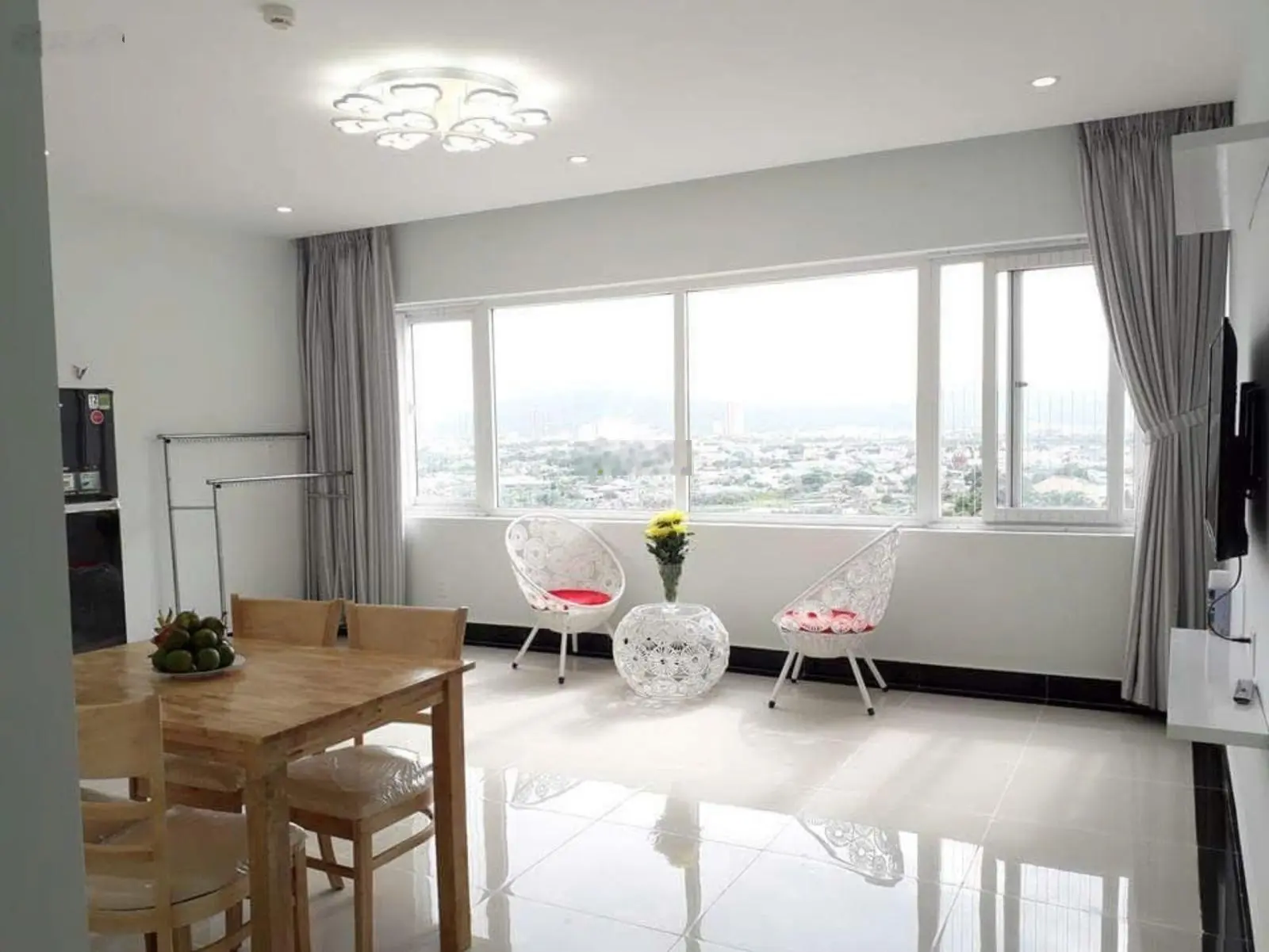 Bán căn hộ Phoenix Vũng Tàu 50m2 1 PN view hồ. Giá 1tỷ8. Liên hệ: Ngọc Dung 0394 946 ***