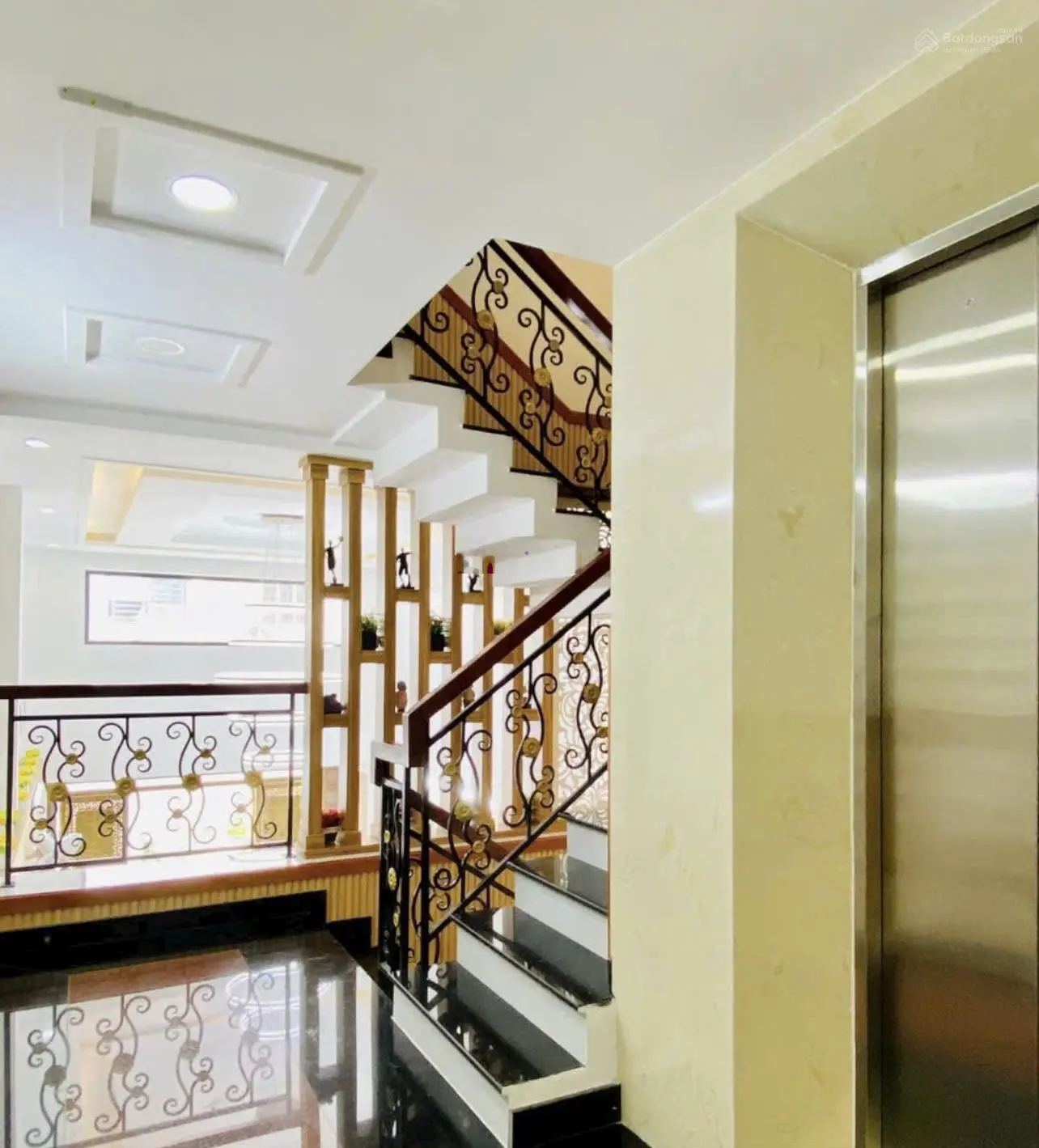 Nhà mới xây 2022, BTCT 5 tầng, thang máy, hẻm 6m