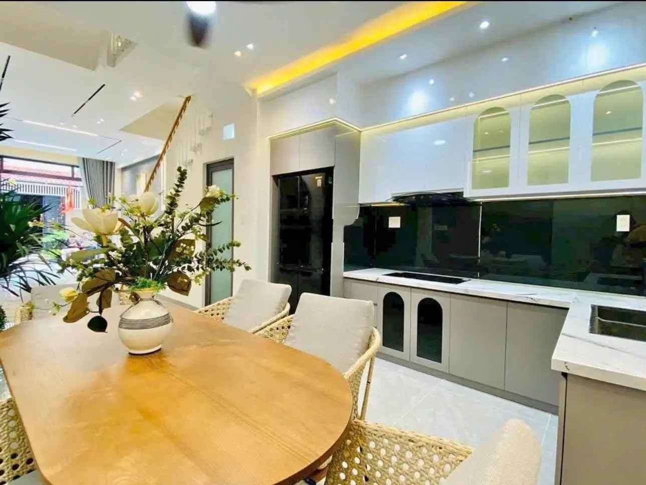Cần bán gấp nhà MTĐ Đặng Dung, Quận 1. Giá 4,25 TỶ/ DT: 63m2 - Sổ hồng chính chủ, có ban công lớn.