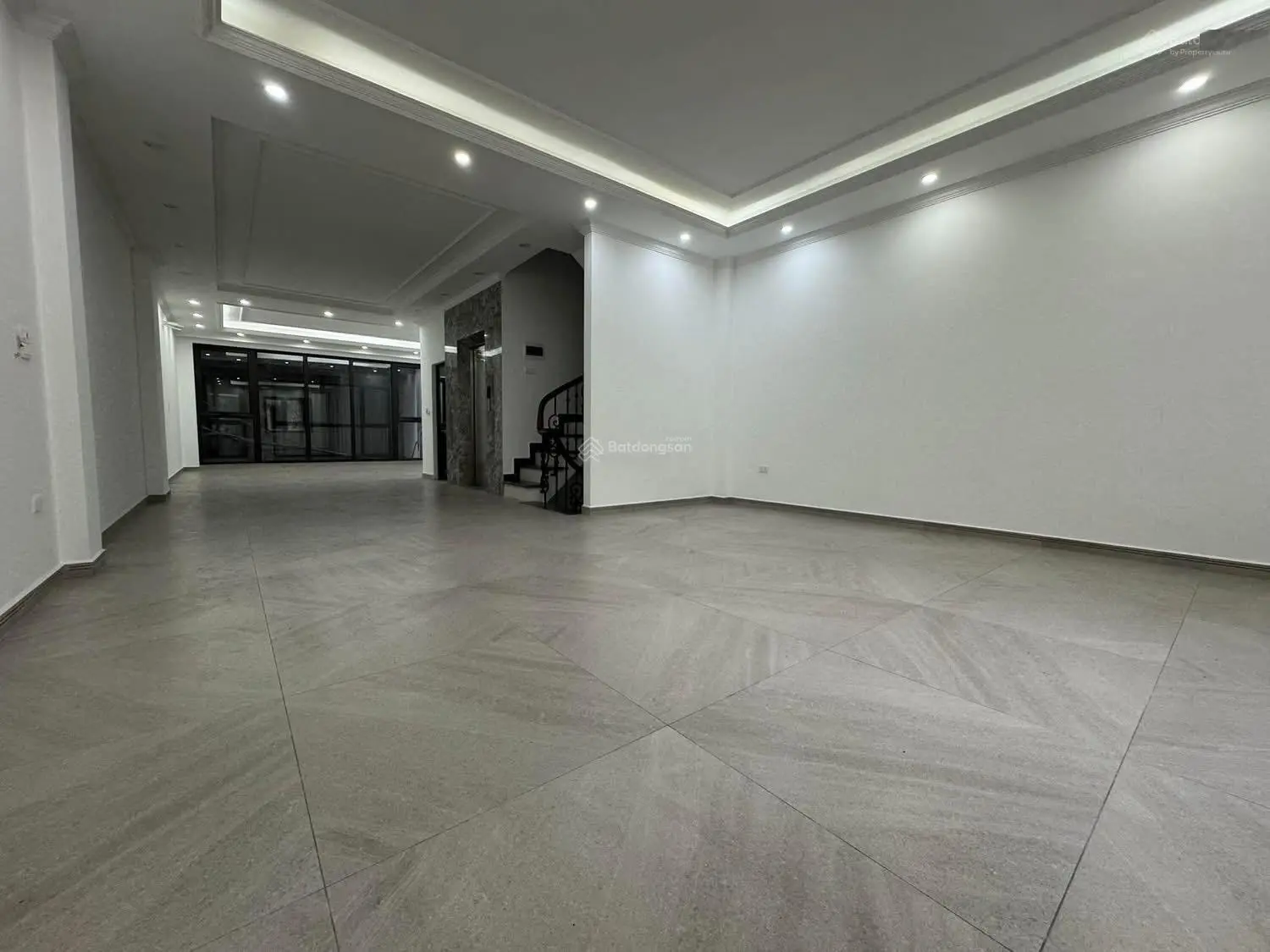 Cần bán toà nhà phố vip đường 800a cầu giấy,dt 100m2, 7 tầng, mt 6m, giá 34 tỷ