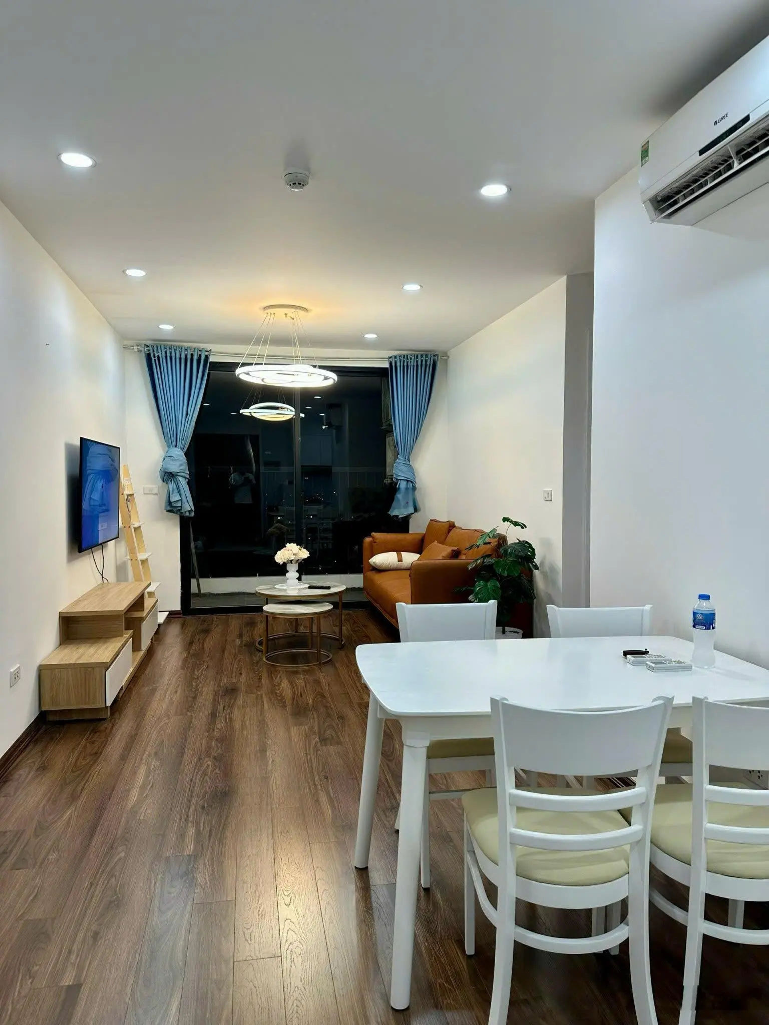 Cần bán căn hộ chung cư Thành Phố Giao Lưu 2 PN - 74m2 căn góc full đồ giá 4 tỷ bao phí