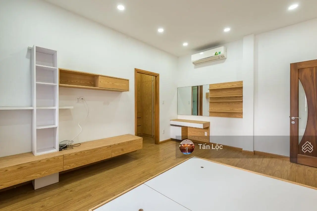 Bán biệt thự mặt tiền 204 Nguyễn Văn Hưởng, Q2. DT 10x16m 3 tầng áp mái giá chỉ 35 tỷ - Siêu đẹp