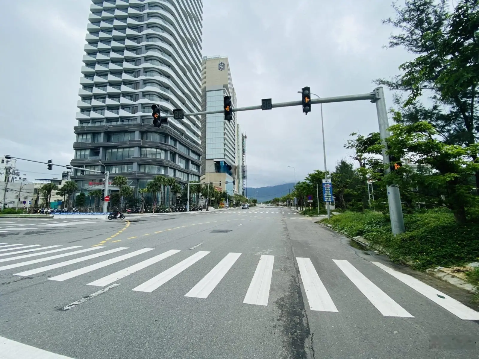 Bán lô góc 2MT đẹp 331.5m2 Vương Thừa Vũ - Lê Bôi - ngay sát bãi tắm Biển Mỹ Khê - đất xây cao tầng