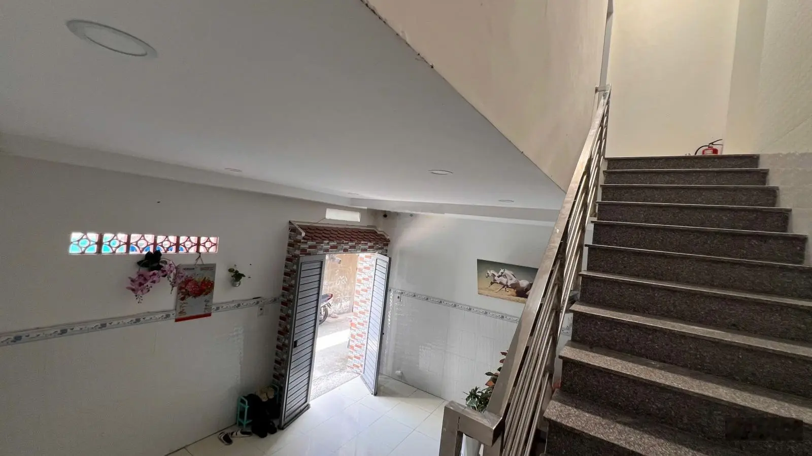 Bán nhà nghỉ gần biển hòn chồng, gần chợ Vĩnh. Hải , kinh doanh tốt có sổ đầy đủ