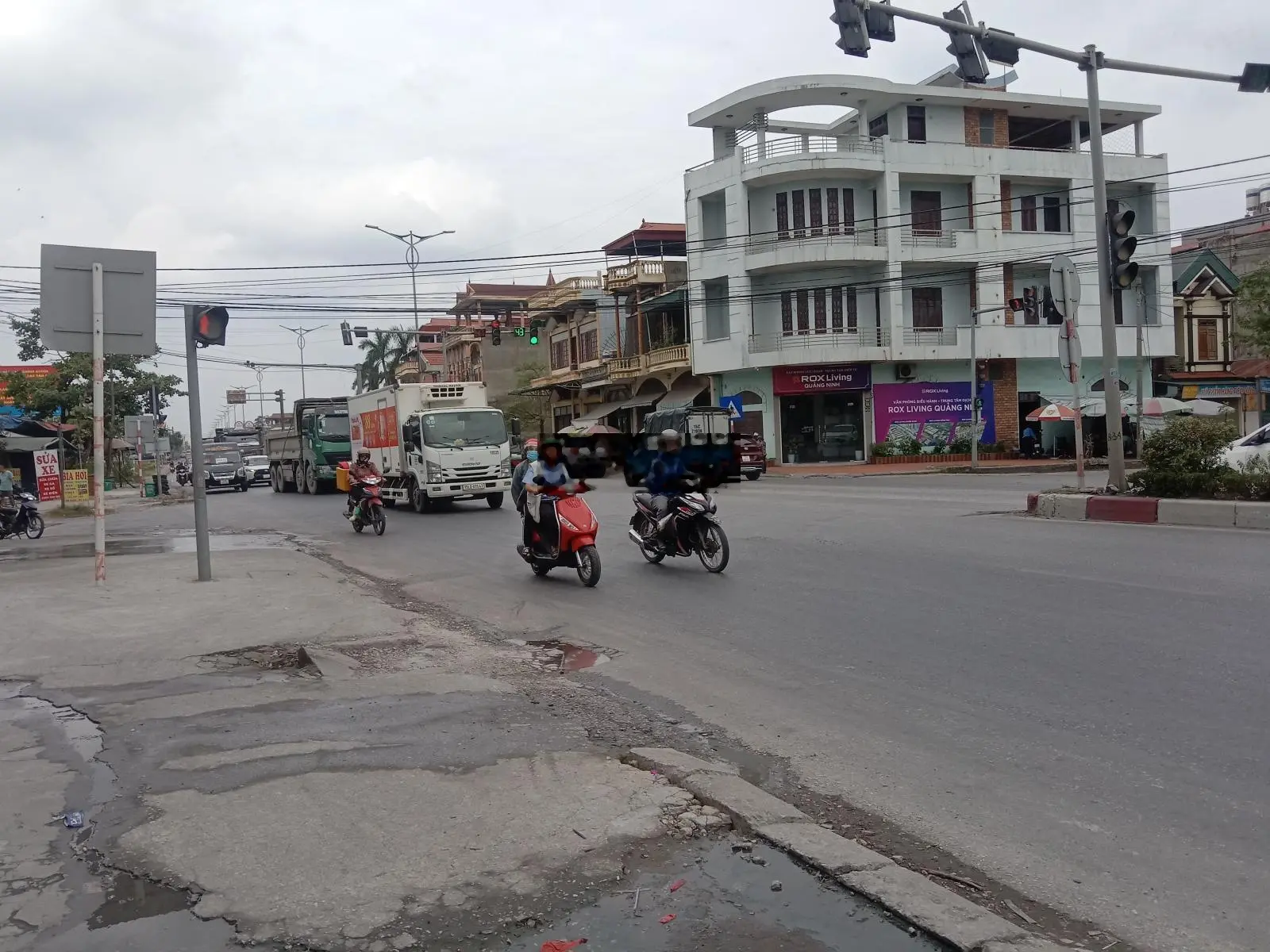Nhà 4 tầng hiện đại mặt đường QL18A Phường Quang Trung TP. Uông Bí (4mx17,5m) giá: 3 tỷ