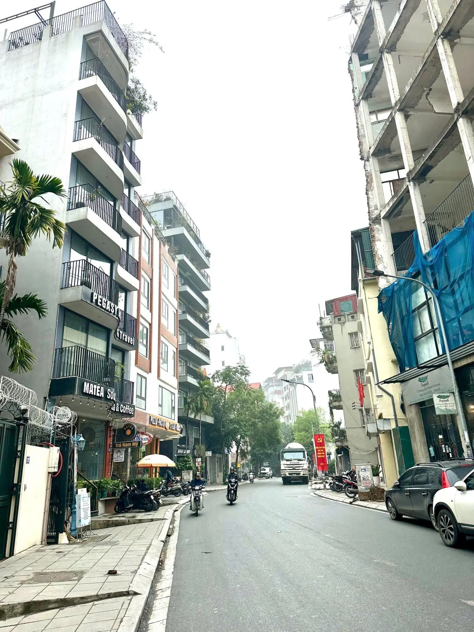 Chính chủ bán gấp biệt thự sân vườn, bể bơi - lô góc ô tô tránh Tô Ngọc Vân 198m2, giá chỉ 64,8 tỷ