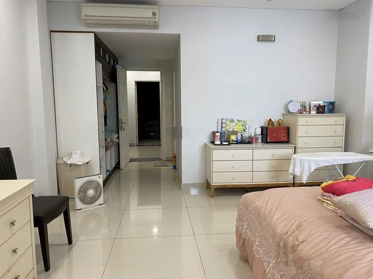Đi nước ngoài bán gấp nhà hẻm xe hơi Vườn Chuối, Phường 4, Quận 3. Giá chỉ 4,1 tỷ. 0906 806 *** Ngân