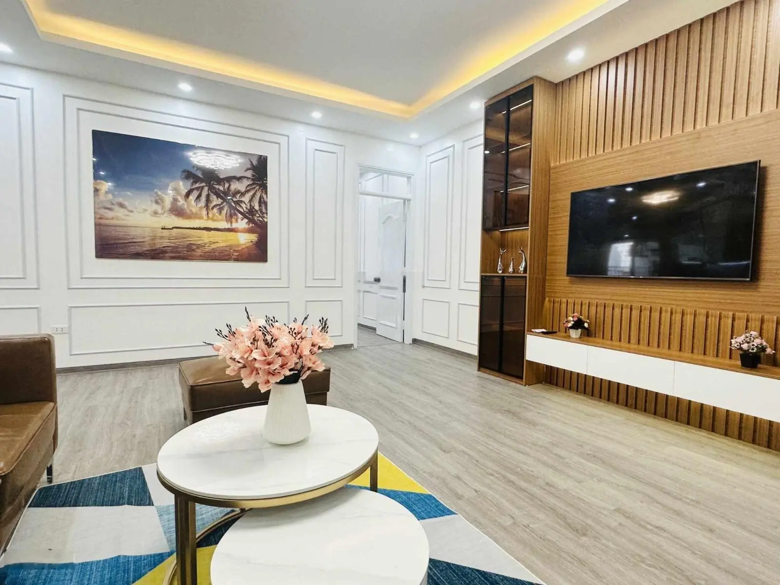 Gia đình cần bán căn 3pn, 2wc, S = 133m2, giá 6.3 tỷ, tại Riverside Garden, sổ đỏ. LH: 0985 232 ***
