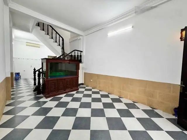 Bán nhà phố Nguyễn Trãi. DT: 57m2 5 tầng. Lô góc. Ô tô nhỏ qua nhà. Dân trí cao. Giá: 11,6 tỷ