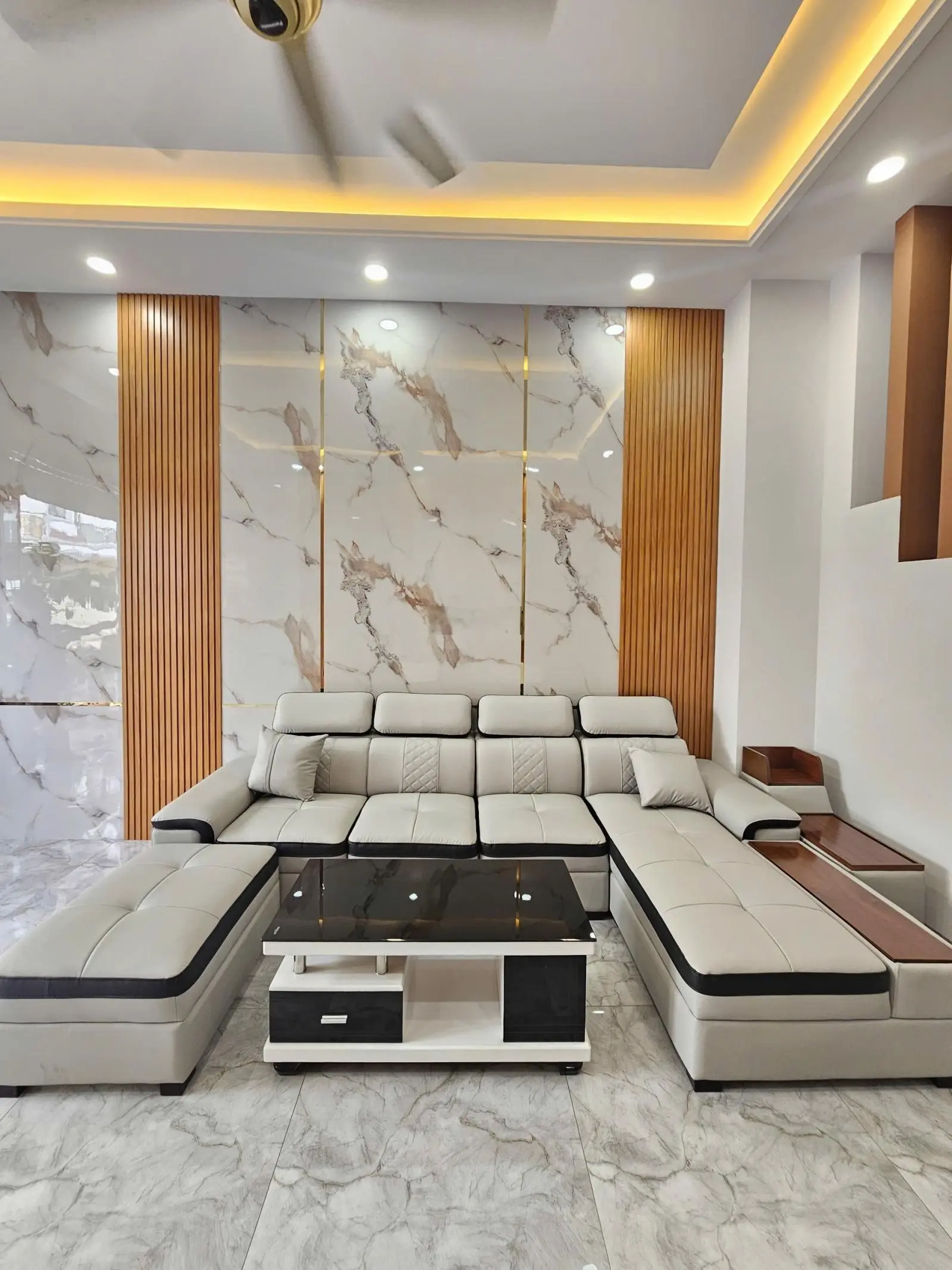 Nhà Phố Rẻ: 3Tỷ950_Nhà 1 Trệt 2 Lầu Full Nội Thất KDC Gần Chợ Phú Phong TP.Thuận An