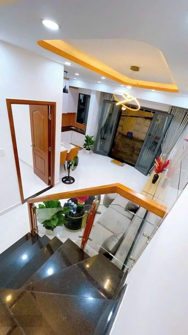 Bán gấp nhà HXH Nguyễn Văn Cừ, Quận 5, 40m2, gần chợ bệnh viện, trường học. LH 0922811690 Ngân