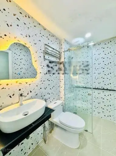 Kẹt vốn kinh doanh bán gấp nhà Lê Thị Bạch Cát, Q11 - DT 52m2 - đang có hđt 20tr/ tháng - SHR