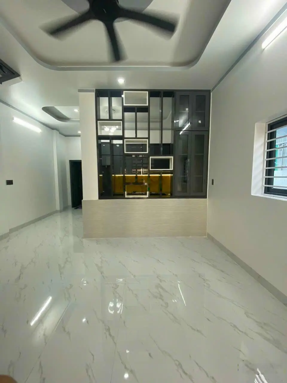 Nhà đẹp 1 trệt 1 lầu lô góc, full nội thất, SHR hoàn công, đường xe hơi thông, gần cầu Hang