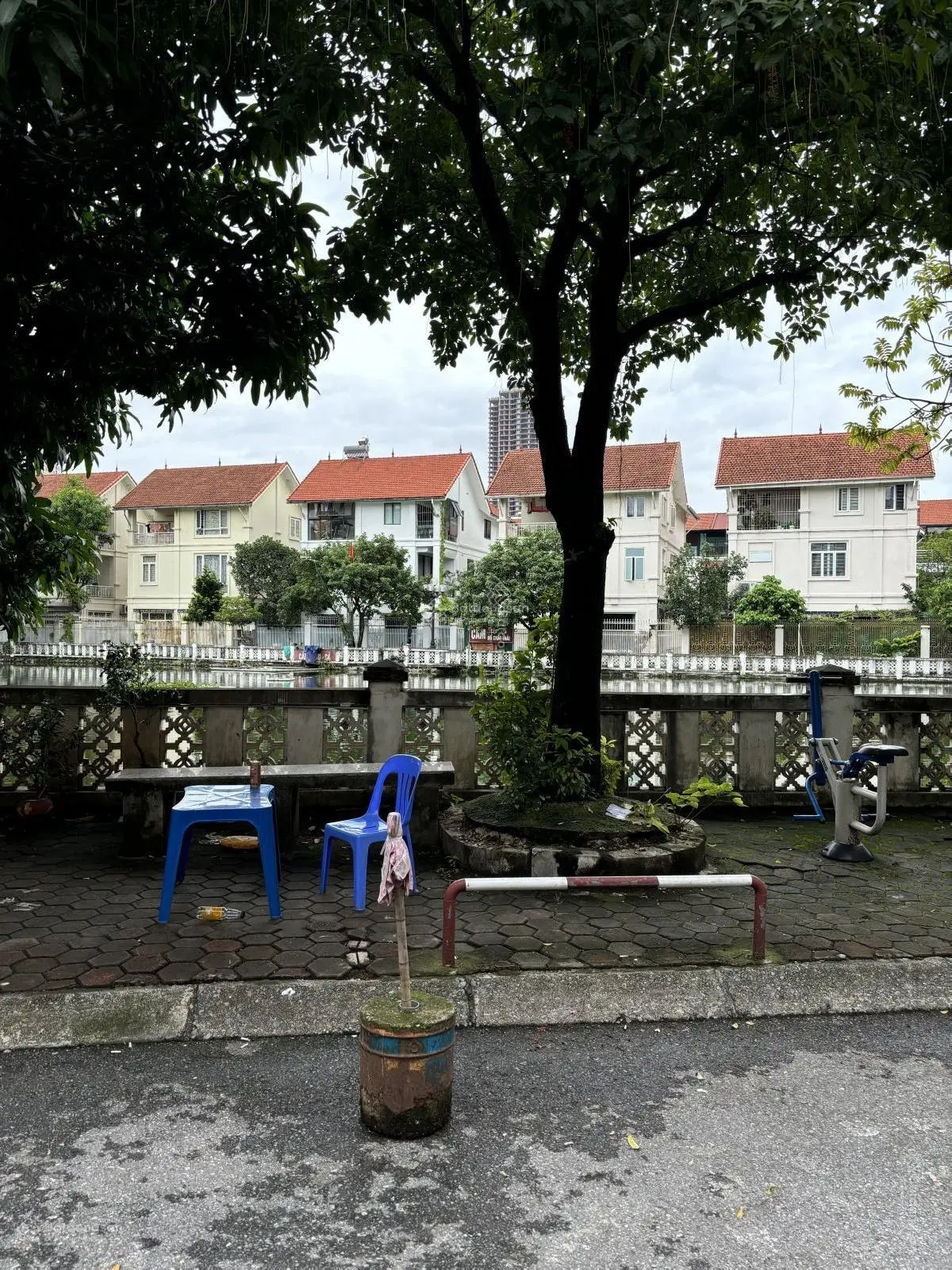 Bán biệt thự liền kề Làng Việt Kiều Châu Âu. 140m2, 3 tầng thô, mặt tiền 11m, 31 tỷ