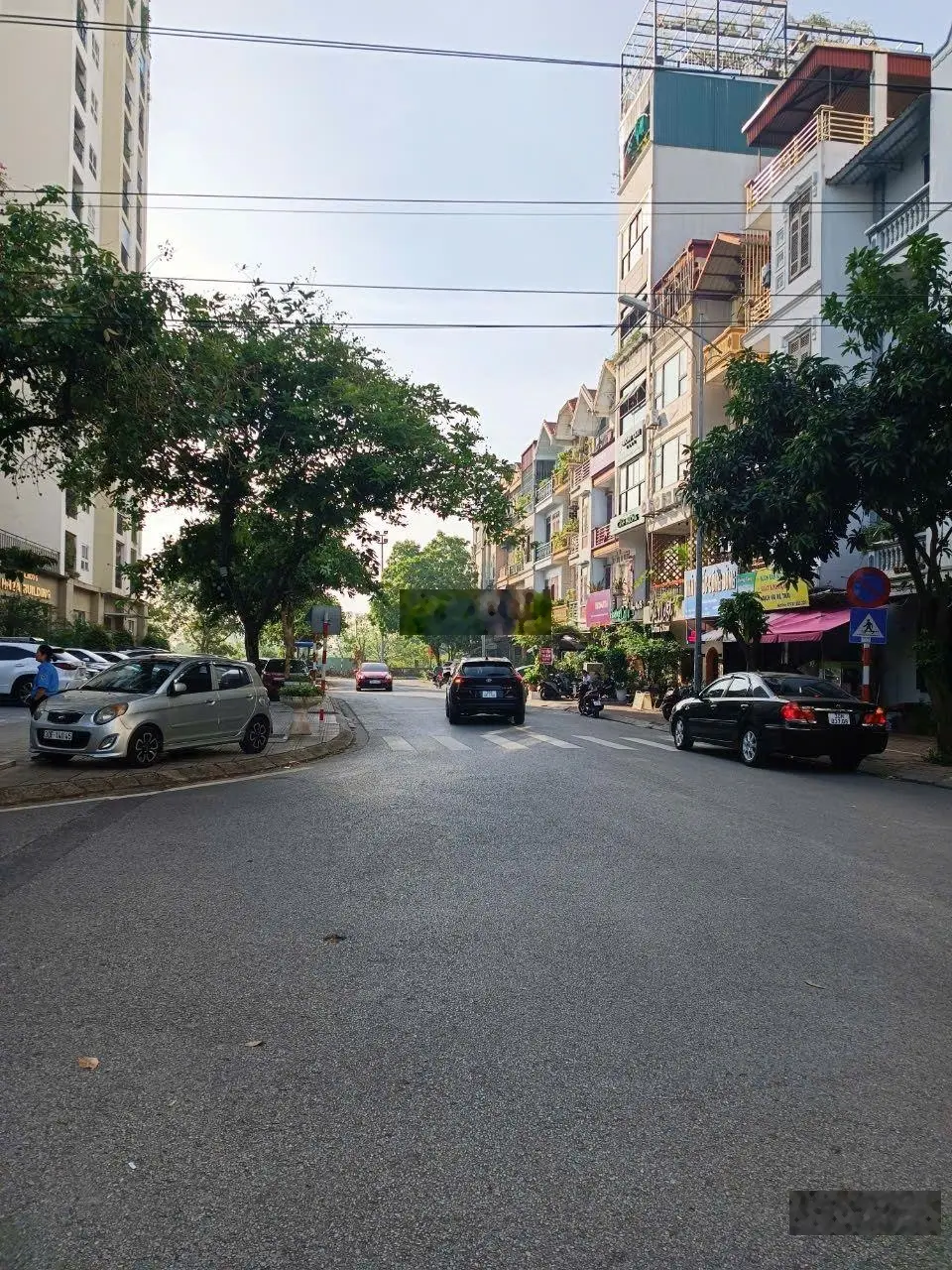 Ngõ to như phố ,mặt tiền rộng, gala ôtô, giá cực rẻ. Khu vực đẹp nhất quận Long Biên.