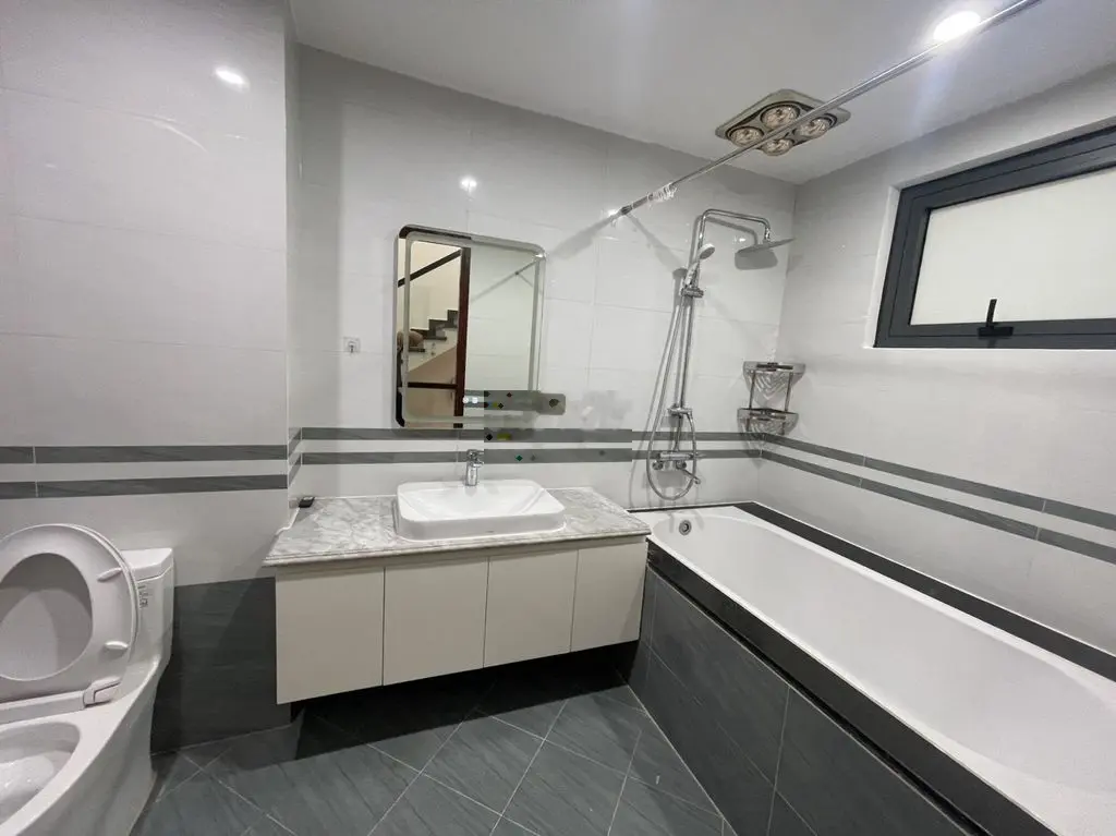Bán nhà Ngọc Thụy 80m2 x 5 tầng x 5m,thang máy 450kg,ngõ thông 7 chỗ