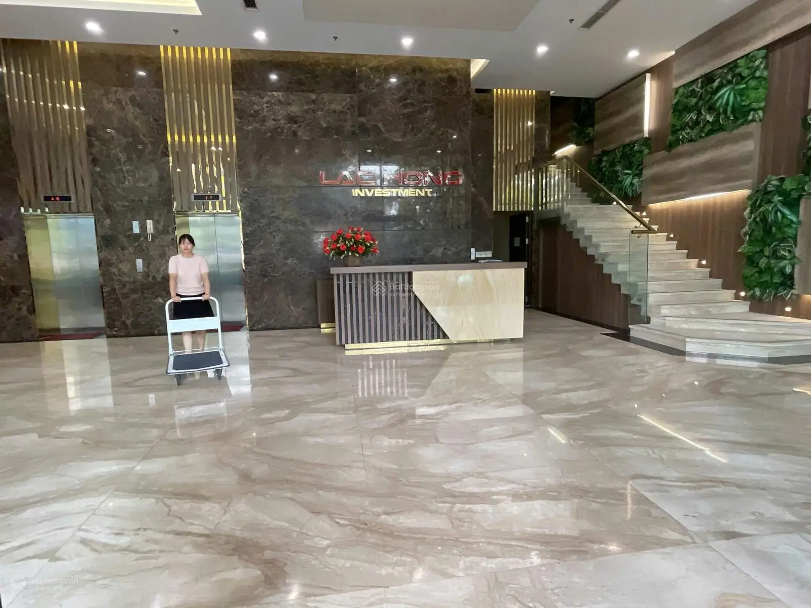 Mặt Phố Nguyễn Đình Thi vỉa hè lớn 145M mặt tiền rộng kinh doanh dòng tiền 300