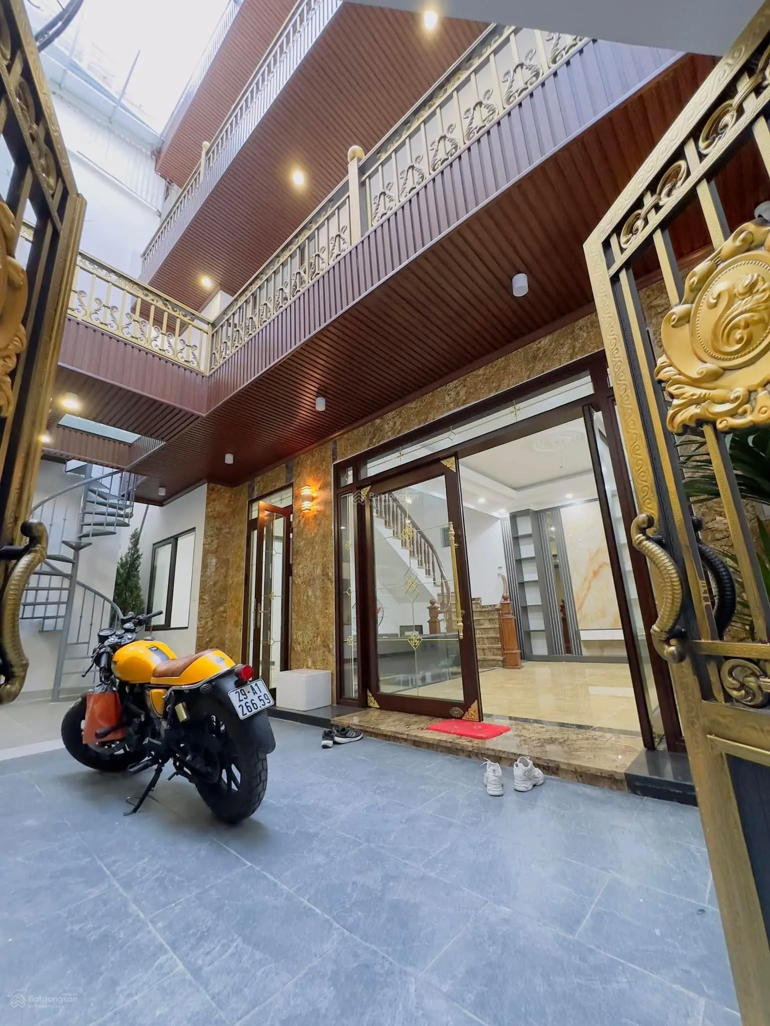 Bán nhà Đông Tác - Phạm Ngọc Thạch 125 m2 Sân vườn Ô tô đỗ cổng Ba bước ra phố Nhỉnh 110 triệu/ m2