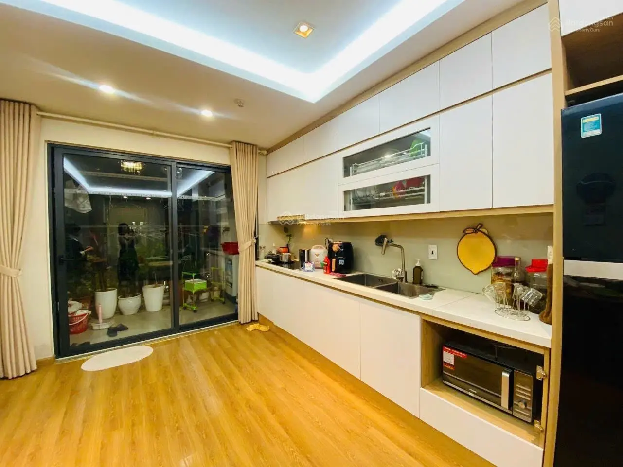 SIÊU HIẾM. CHÍNH CHỦ ủy quyền bán căn hộ 2 ngủ tầng trung. Sổ đỏ cất két, nội thất cao cấp.