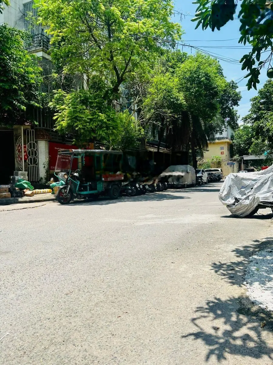 Bán biệt thự Cầu Giấy: Lô góc, mặt tiền rộng, ở sướng. Giá 248tr/m2