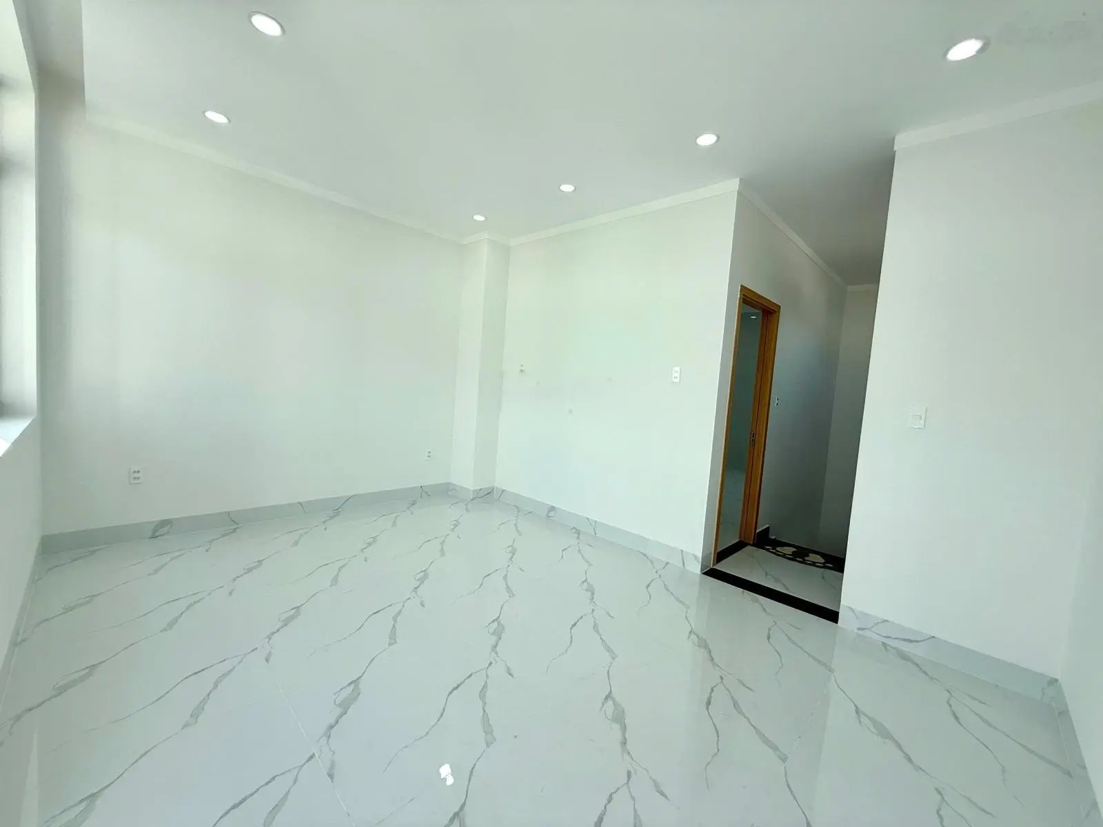 Bán nhà phường Phú Lợi gần vòng xoay Hiệp Thành 3, nhà 1 trệt 2 lầu, 3PN 4WC, sân oto