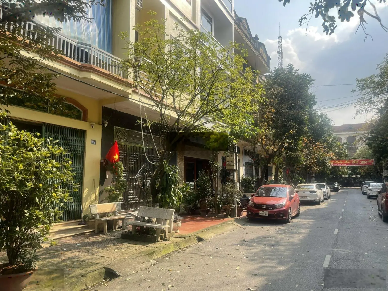 Bán nhà 3 tầng đường vũ giới , thông ra phố nguyễn huy tưởng , và nguyễn gia thiều .