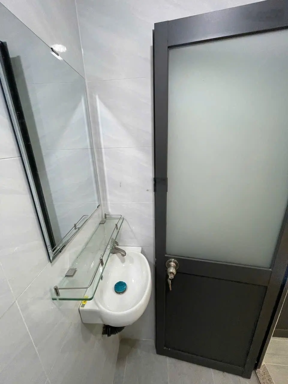 Nhà nhỏ, vị trí đẹp, dt 5,6mx4,2m, trệt, 2 lầu, 3pn, 2wc, hẻm 3m 1/ thẳng thông